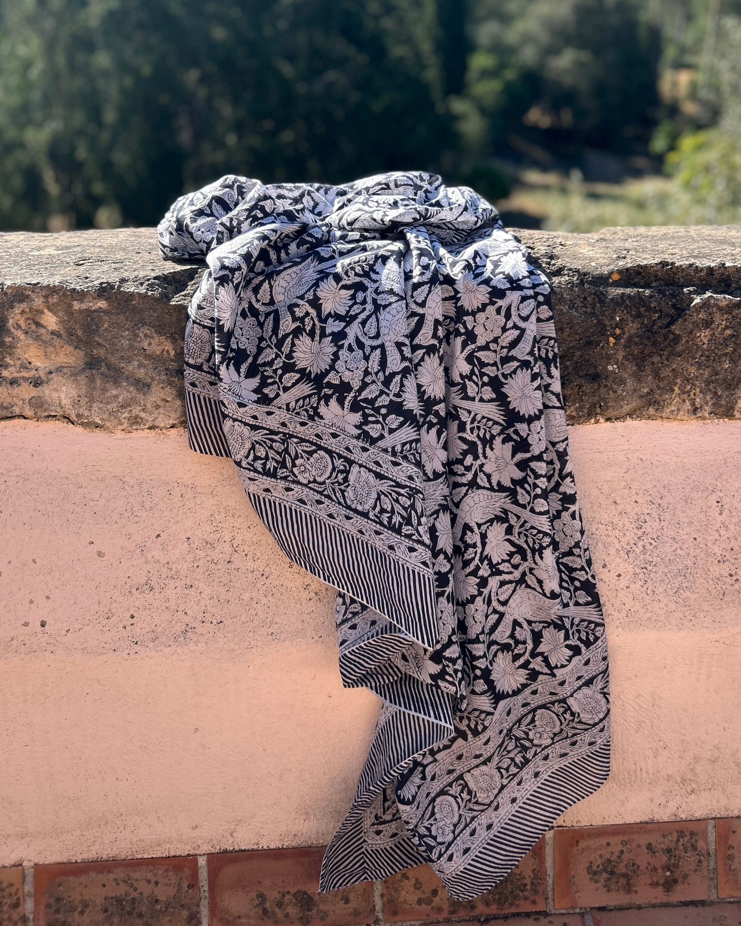 Pazia – Handgemaakte block print pareo · zwart/wit Tamani