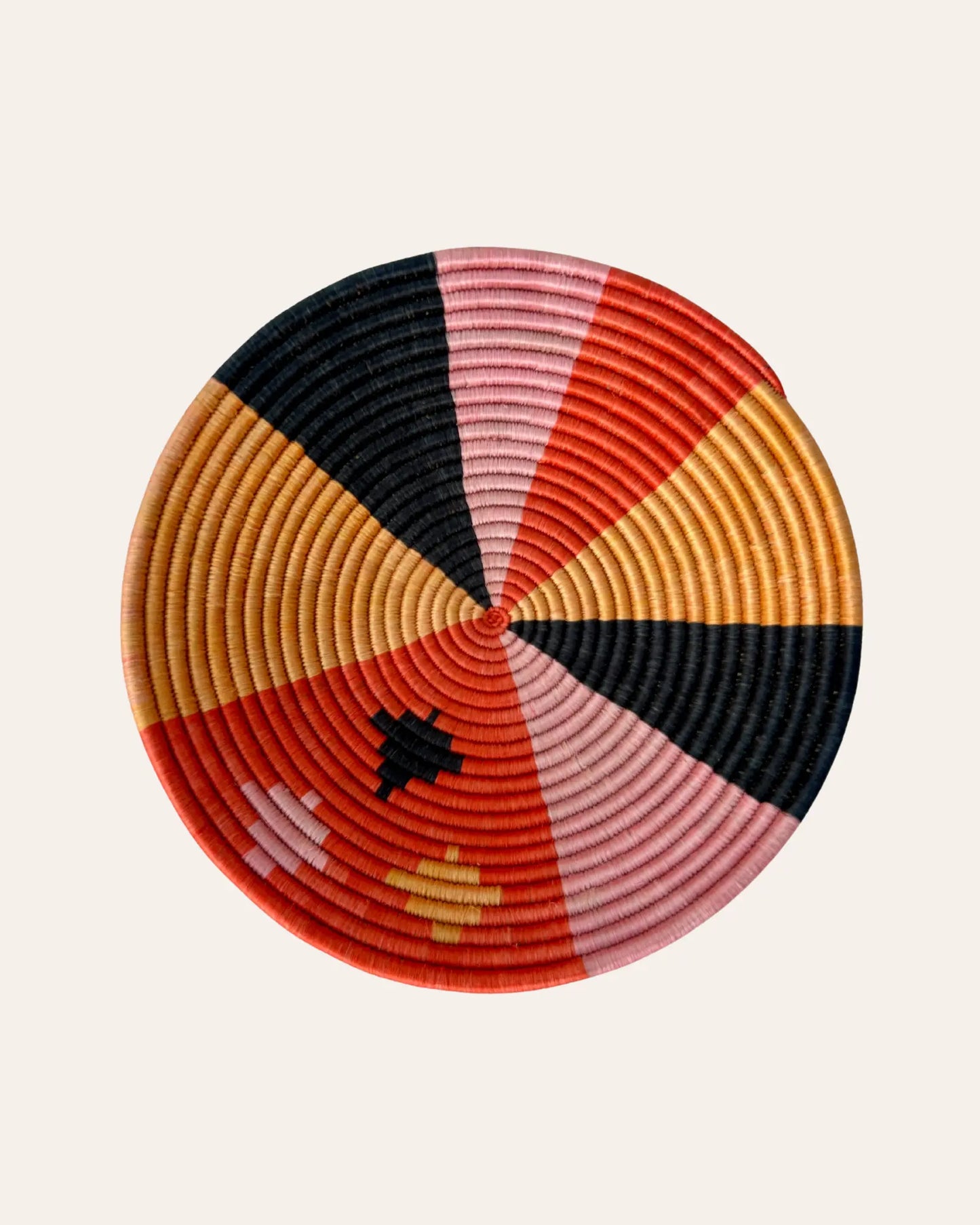 Dira - Handgemaakte wandmand Zwart en Terracotta Tamani