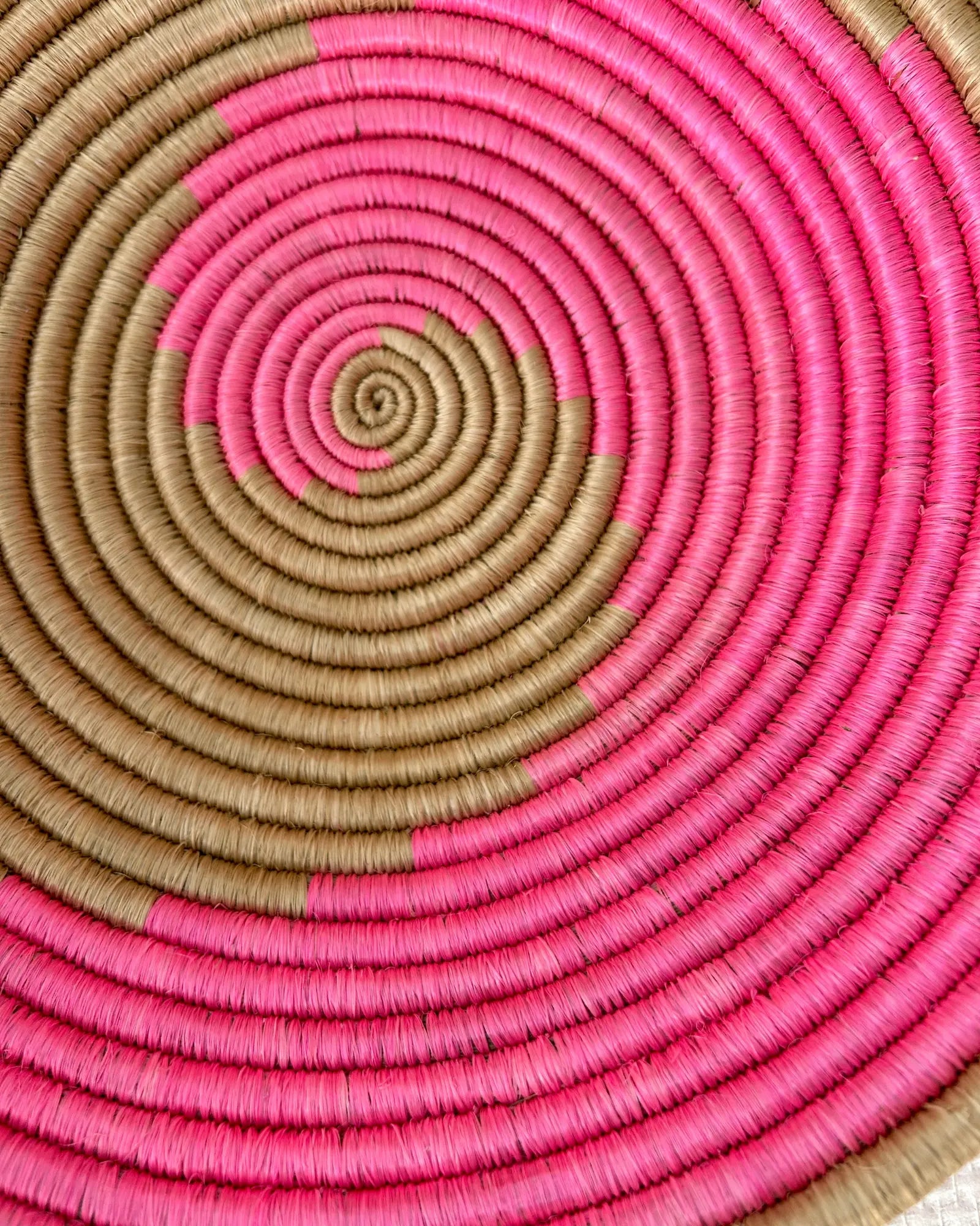 Mwanga - Handgemaakte wandmand Naturel & Fuchsia Tamani